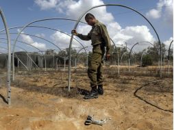 Un militar israelí examina la frontera de Gaza. AP  /