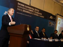 Emilio durante la presentación del segundo informe cuatrimestral 2012, sexta sesión ordinaria del Comité de Planeación para Jalisco.  /