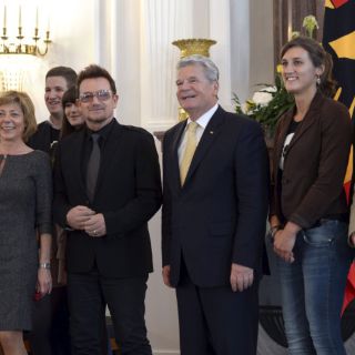 Bono emprende lucha contra la pobreza
