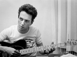 La leyenda: Joe Strummer, con su Fender Stratocaster. ARCHIVO  /