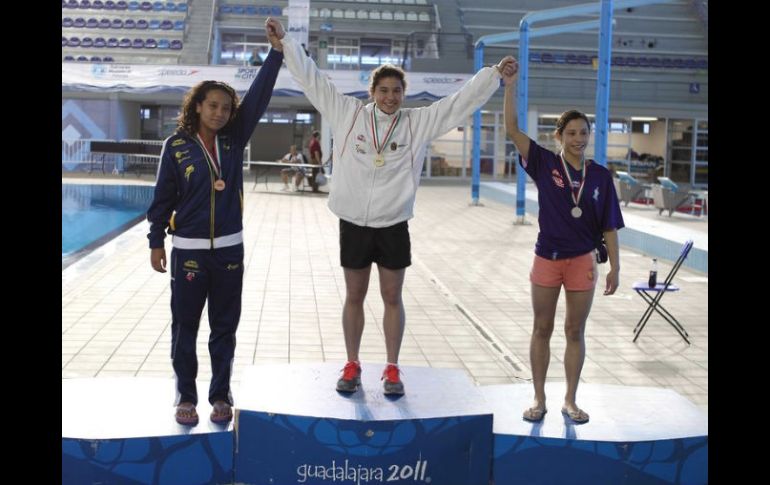 Dolores Hernández (c) espera tener una buena participación en el Mundial de Clavados y colgarse una medalla. ARCHVO  /