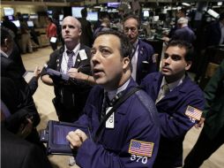 La Bolsa de Nueva York moderó levemente sus descensos en la recta final y cerró con un retroceso. ARCHIVO  /