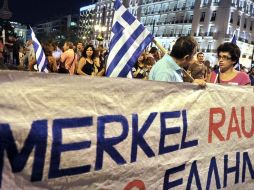 Miles de griegos protestaron contra de las medidas de austeridad y en rechazo a la visita de la canciller alemana Angela Merkel. AFP  /