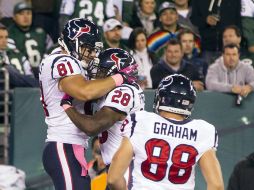 Jugadores de los texanos de Houston celebran una anotación en el partido contra los Jets de Nueva York. XINHUA  /
