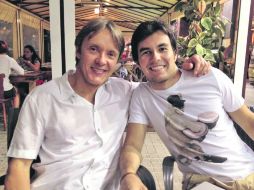 Guía. Adrián Fernández posa junto a Sergio Pérez, quien de forma afectuosa le dice ''tío''.  /
