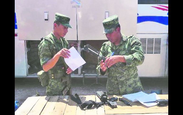 CONTRA EL NARCO. Militares revisan lo asegurado durante los operativos. ESPECIAL  /