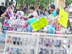 En el Centro de Guadalajara se puede conseguir desde una bolsa, hasta películas ''piratas'' en los puestos ambulantes.  /
