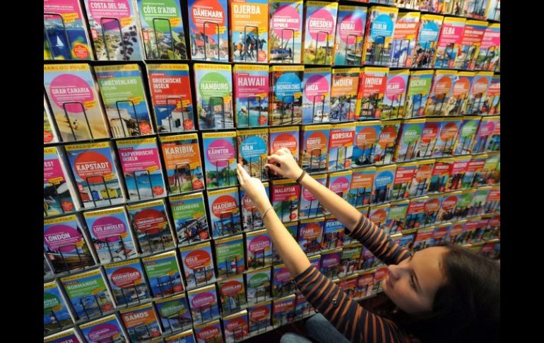 La responsable de una editorial prepara su stand para la inauguración hoy, de la Feria del Libro de Francfort. EFE  /