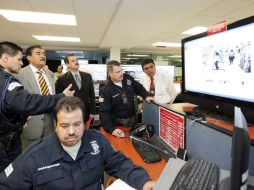 Desde las computadoras los equipos de vigilancia se manipulan para hacer acercamientos y rotaciones. ESPECIAL  /