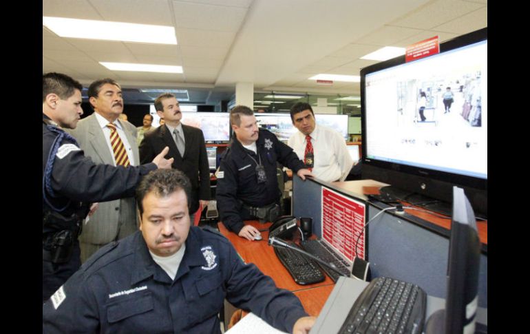 Desde las computadoras los equipos de vigilancia se manipulan para hacer acercamientos y rotaciones. ESPECIAL  /