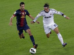 Busquets (i) fue expulsado con una roja directa en partido ante Benfica. ARCHIVO  /