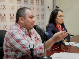 El diputado panista  Manuel Alejandro Rojas Rosales en rueda de prensa para dar a conocer la información.  /