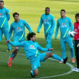 Kaká sería titular con Brasil