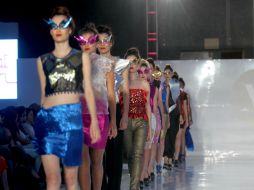 Monserrat Messenguer y las modelos portando los textiles fabricados por ella.  /