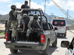 Elementos del Ejército Mexicano resguardaron el exterior del edificio. ARCHIVO  /