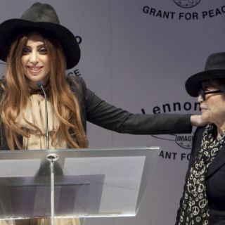 Yoko Ono entrega el Premio para la Paz a Lady Gaga