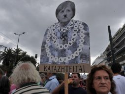 La canciller alemana Angela Merkel pidió a griegos paciencia ante la crisis, durante su visita a Grecia, marcada por protestas. AFP  /