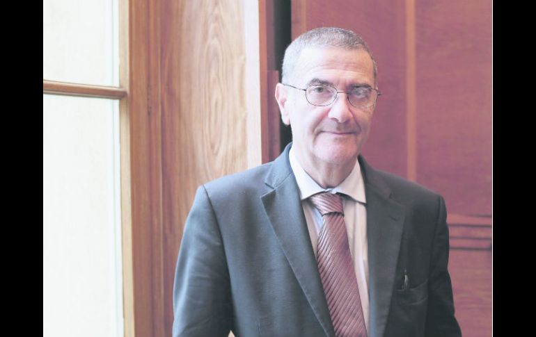 El francés Serge Haroche se mostró complacido al saberse ganador del reconocimiento internacional. AP  /