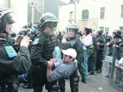 Policías llevan “en peso” a un manifestante en las inmediaciones del Senado de la República, donde se discute la reforma laboral. NTX  /