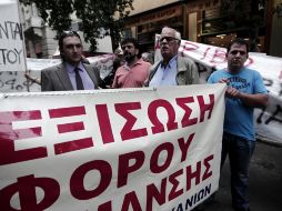 Un grupo de dueños de gasolineras se manifiestan frente al Ministerio de Finanzas griego en Atenas. EFE  /