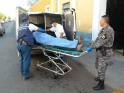 Camilleros del Servicio Médico Forense (Semefo) trasladaron a la víctima a la morgue metropolitana.  /