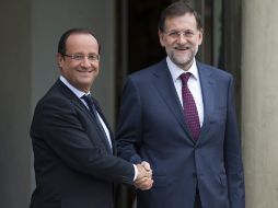 El presidente del Gobierno de España, Mariano Rajoy (d), estrecha la mano de su homólogo francés, Fraçois Holande. EFE  /