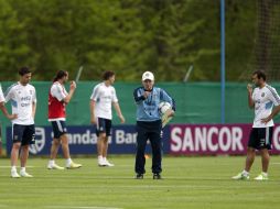 El técnico Alejandro Sabella da instrucciones a los jugadores durante un entrenamiento previo al juego. ARCHIVO  /