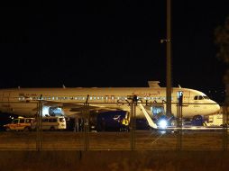 El avión sirio de pasajeros después de ser obligado a aterrizar en el aeropuerto de Ankara. EFE  /