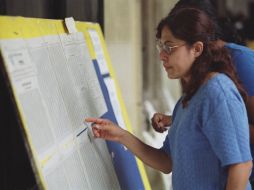 Las malas noticias en los medios incrementan la sensibilidad de las mujeres. ARCHIVO  /