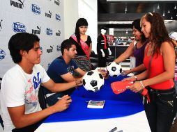 Barraza y Bocanegra firman a los aficionados articulos promocionales.  /