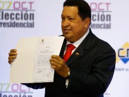 El presidente Hugo Chávez muestra su certificado de presidente electo que le fue entregado por el CNE. REUTERS  /
