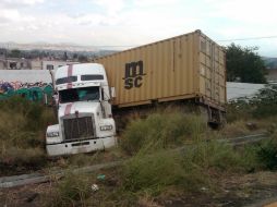 Para mover el tráiler fue necesaria una grúa; el tráfico duró más de tres horas.  /