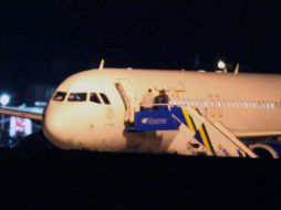 Tras varias horas de registro, el avión fue autorizado a partir rumbo a Siria. AP  /