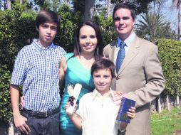 Familia. Miguel Barba y Ana Carmen Padilla con sus hijos, Miguel y Cristóbal.  /