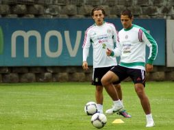 Javier Hernández (d) accedió a firmar a autógrafos, mientras que Andrés Guardado (i) no se detuvo con los segudiores. ARCHIVO  /