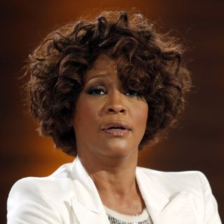 Hija de Whitney se compromete con su hermano adoptivo