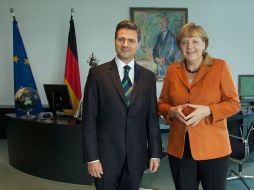 El presidente electo de México, Enrique Peña Nieto, con la canciller alemana, Angela Merkel, en la sede de la Cancillería. NTX  /