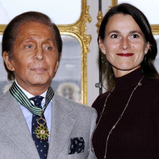 Valentino recibe la medalla de Comendador de las Artes y las Letras
