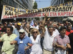 Griegos se manifiestan en contra de las medidas de austeridad y recortes de sueldos. ARCHIVO  /