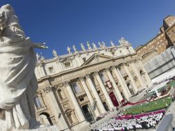 Llevan a cabo en la plaza San Pedro una larga procesión compuesta por cientos de obispos. EFE  /