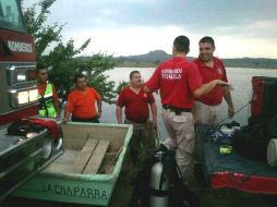 Bomberos municipales de Tonalá realizaron el rescate del cadáver para entregarlo al Semefo.  /