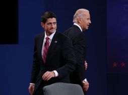 Paul Ryan y Joe Biden tras concluir el debate, el único entre el aspirantes a la vicepresidencia. AFP  /