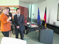 Primera cita. El presidente electo Enrique Peña Nieto conversa con la canciller alemana, Angela Merkel. NTX  /