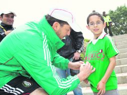 'Chepo', quien firma autógrafos, afirma que el Tri afrontará estos dos duelos que restan con toda la seriedad posible. MEXSPORT  /