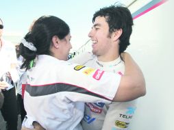 Autoridad. Sergio Pérez abraz a Monisha Kaltenborn tras el podio obtenido en el Gran Premio de Canadá. SAUBER MOTORSPORT  /