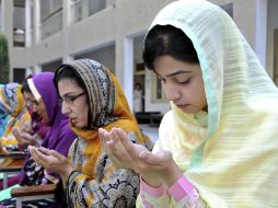 Estudiantes paquistaníes rezan por la recuperación de Malala. EFE  /
