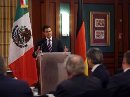 Enrique Peña Nieto, hablando ante líderes empresariales alemanes. EFE  /