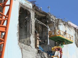 Empleados de Tepco trabajan en los restos del reactor número 4.  REUTERS  /