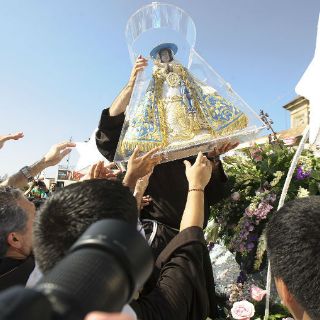 Fieles custodian a la Virgen hasta la Basílica de Zapopan