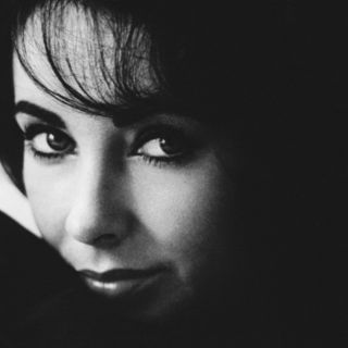 Revela biografía de Elizabeth Taylor romances con Kennedy y Reagan